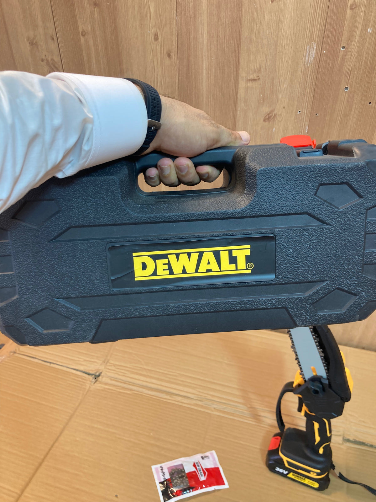 DeWALT Rechargeable Chainsaw with 36V Double Batteries
